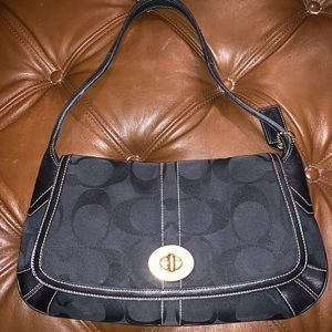 COACH Signature S Purse-e closure